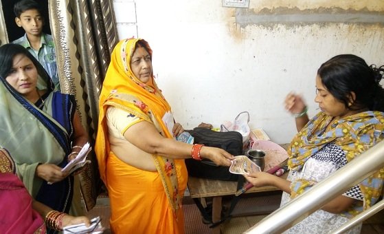भाजपा कोमल की पत्नी ने मांगा वोट