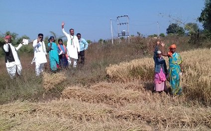वोट मांगने खेतों तक पहुंचे गिरवर