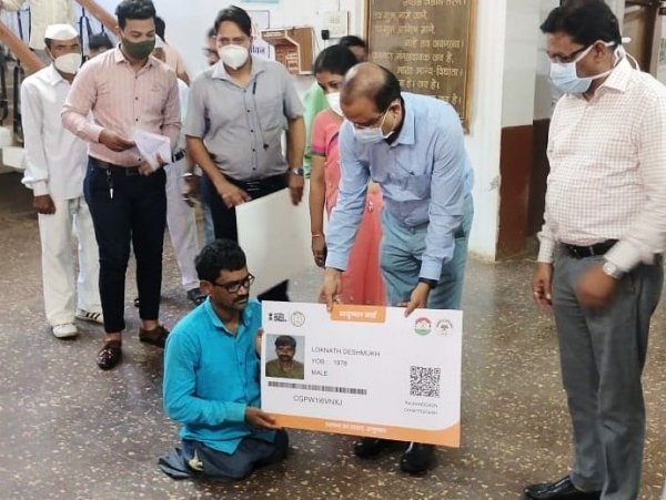 कलेक्टर ने आयुष्मान भारत दिवस पर हितग्राहियों को नि:शुल्क आयुष्मान कार्ड प्रदान किया