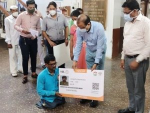 कलेक्टर ने आयुष्मान भारत दिवस पर हितग्राहियों को नि:शुल्क आयुष्मान कार्ड प्रदान किया