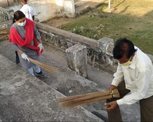 पटाखों का कचरा हटाने टीम लेकर मैदान में उतरी सीएमओ, वादा निभाने पहुंचे सभापति देवांगन भी
