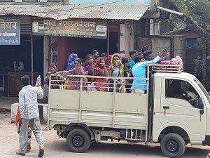 मालवाहकों में ऐसी ही सवारी होती रही तो कोरोना से बचना मुश्किल होगा।