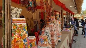 आदिरंग का शिल्प रंग: चित्तौड़गढ़ के मिर्जा से सीखिए कागज बनाने का 600 साल पुराना हुनर
