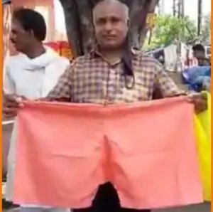 Tailor ने कच्छा छोटा सिला, तो Police थाने पहुंचा ये शख्स