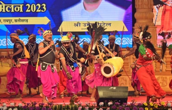 राज्य स्तरीय युवा महोत्सव रायपुर में खैरागढ़ रहा करमा नृत्य का चैम्पियन