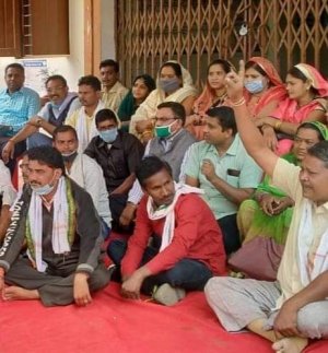 सीईओ पर फूटा कांग्रेसियों का गुस्सा, जनपद कार्यालय की गेट पर ताला लगाकर किया हंगामा… देखिए क्या कहा ब्लॉक अध्यक्ष ने