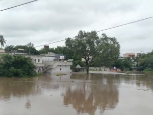 व्यंग्यात्मक विशेष रिपोर्ट &quot;बाढ़ में डूबा खैरागढ़, योजनाओं में डूबी ईमानदारी&quot;