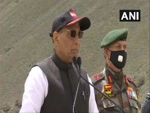 लद्दाख पहुंचे रक्षामंत्री राजनाथ, पीएम मोदी की बात दोहराई- कोई ताकत हमारी एक इंच जमीन भी नहीं ले सकती