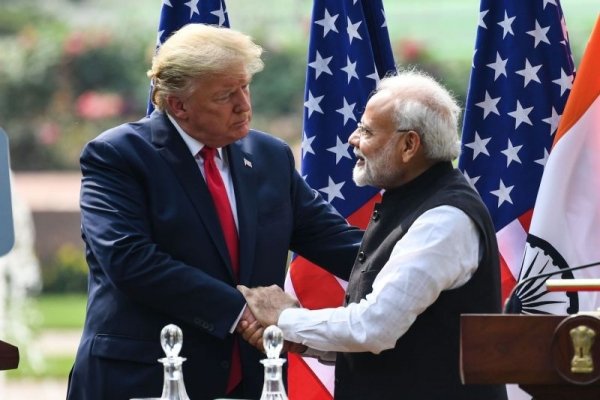 ट्रम्प ने पहले धमकी दी, और अब तारीफ कर रहे हैं, 24 घंटे में सुर बदले ट्रम्प के : PM मोदी ने कहा कि &#039;ऐसे वक़्त में दोस्त ही काम आते हैं&#039;