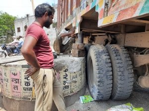 अंधे मोड़ पर हादसा: ड्राइवर को अचानक दिखी गाड़ी, ब्रेक लगाया तो टूटा पट्टा, फिर सर्किल में फंसा पिछला चक्का