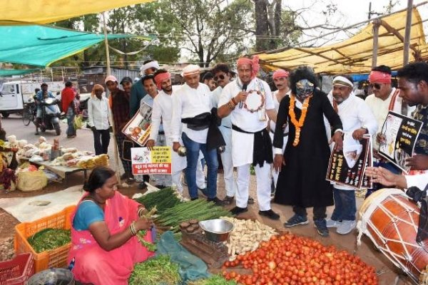 विकास उपाध्याय इस नुक्कड़ नाटक में हिस्सा लेकर मांगा वोट
