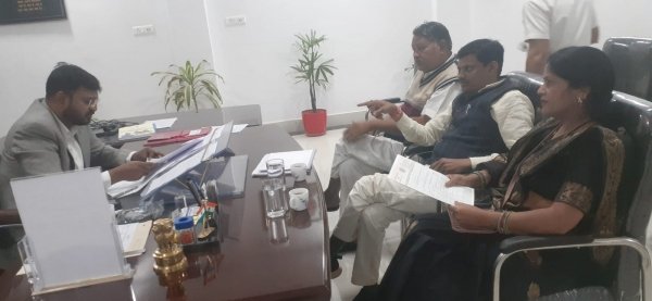 अनुमोदन में देरी से नाराज़ विधायक का कलेक्टर से सवाल - क्या मुझे विधायक नहीं मानते ?