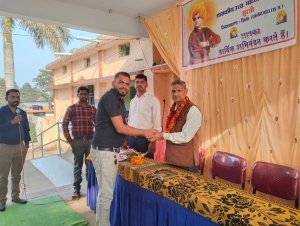 रासेयो‌ शिविर के बौद्धिक परिचर्चा में साहित्यकार ओमप्रकाश साहू ने विचार व्यक्त किए 