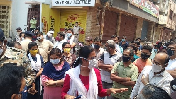 एंटीजन टेस्ट में ज्यादातर पॉजिटिव और कंटेनमेंट जोन में खुली दुकानें, बंद कराने पहुंचीं एसडीएम… अब पालिका में चल रही बैठक