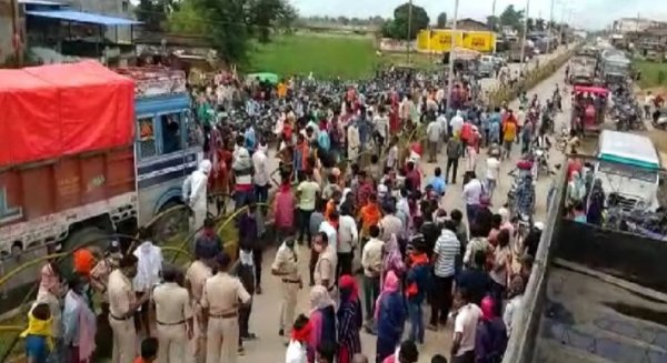 यूरिया नहीं मिलने पर सैकड़ों किसानों ने किया चक्काजाम, घंटो बंद रहा अंबिकापुर रिंग रोड