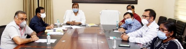 मंत्री अकबर ने निवास कार्यालय में ली बैठक।