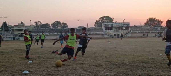 कोरोना काल में थामा पिता का संकल्प, तैयार कर दी फुटबाल की नई पौध, पढ़िए कौन है खैरागढ़ का वह होनहार