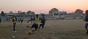 कोरोना काल में थामा पिता का संकल्प, तैयार कर दी फुटबाल की नई पौध, पढ़िए कौन है खैरागढ़ का वह होनहार