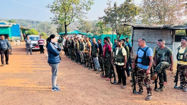 संवेदनशील क्षेत्र में जाकर एसपी अंकिता ने किया एरिया वीपन का मुआयना