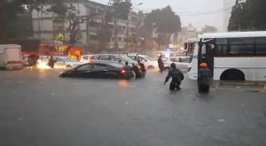 मुंबई में भारी बारिश से 2005 जैसी बाढ़ का खतरा, कोविड स्पेशल JJ अस्पताल में भरा पानी, आदित्य ठाकरे ने कहा- घर से न निकलें