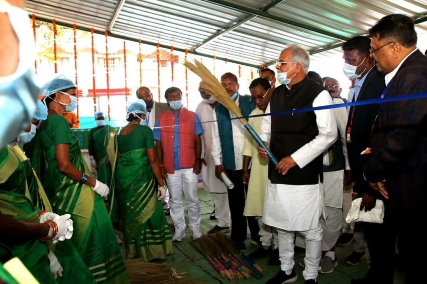 जिससे देश की राजधानी दिल्ली हो रही चकाचक, मुख्यमंत्री के हाथों में दिखी माड़ की वही झाड़ू