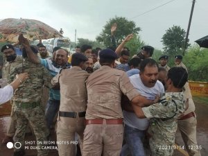 जोरातराई चौंक में आंदोलनकारियों को पुलिस ने रोका,एक बार फिर बंद रहा खैरागढ़
