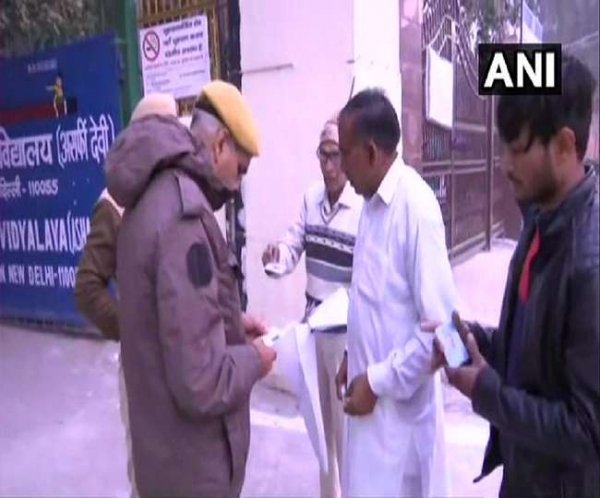 Delhi Election: मतदान का उत्साह, सुबह आठ बजे से मतदान केंद्र पहुंचने लगे लोग