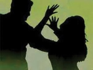 नक्शा बनवाने पहुंची महिला की आबरू पर पटवारी ने हाथ डालने का प्रयास किया, जाने फिर क्या हुआ
