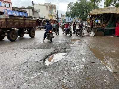 उखड़ने लगा 2 माह पहले हुआ डामरीकरण