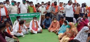 लॉकडाउन के दौरान शराब बेचने का विरोध, सांसद विजय बघेल ने अपने कार्यकर्ताओ के साथ किया प्रदर्शन.
