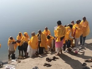 श्री बर्फानी दादा जी के शिष्यों ने शिवनाथ के तट पर मुंडन करा व तर्पण कर भावांजलि दी