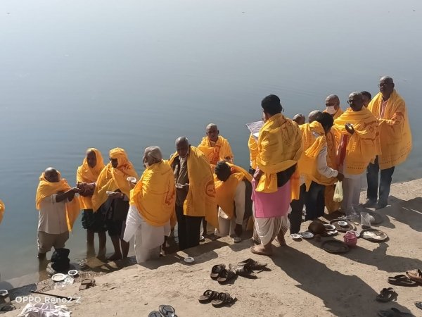 श्री बर्फानी दादा जी के शिष्यों ने शिवनाथ के तट पर मुंडन करा व तर्पण कर भावांजलि दी
