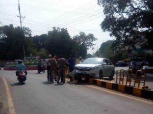 मुख्यमंत्री निवास के सामने एक बड़ा हादसा टला,सीएम सुरक्षा के लिए तैनात पुलिसकर्मी बाल बाल बचे