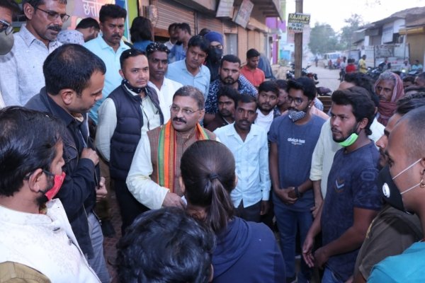 सांसद से शिकायत; छात्र बोले- विश्वविद्यालय ने कोरोना काल में बढ़ाई फीस, आवेदन देने के बाद भी नहीं हो रही सुनवाई