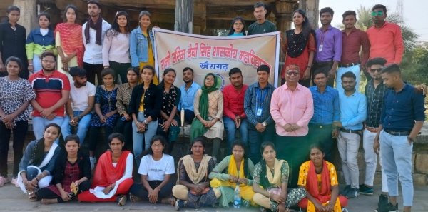 खैरागढ़ कालेज के छात्रों का बस्तर शैक्षणिक भ्रमण