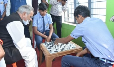 मुख्यमंत्री ने शतरंज की बिसात पर चली चालें और कैरम पर भी आजमाया हाथ…