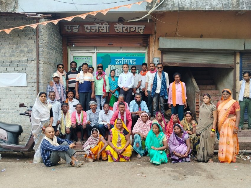 सिंगारपुर के ऐतिहासिक निस्तारी तालाब को पाटने की शिकायत लेकर सैकड़ों की संख्या में तहसील कार्यालय पहुंचे ग्रामीण