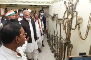 मुख्यमंत्री ने कोण्डागांव में नवनिर्मित शिल्प नगरी का किया लोकार्पण, शिल्पकारों को किया सम्मानित