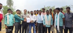 नहीं मिला मुआवजा, सांसद प्रतिनिधि से मुलाक़ात कर प्रभावितों ने सांसद के नाम सौंपा ज्ञापन
