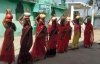 कलश यात्रा के दौरान भगवा साड़ी में सबसे आखिरी में दिख रही हैं शबाना बेगम।