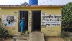 लीपापोती : ठेकेदार को जारी किया नोटिस तो जवाब मिला सीट टूटी है उसे सुधार लें 