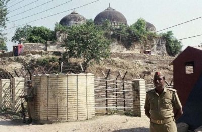 बाबरी विध्वंस मामले में लाल कृष्ण आडवाणी, मुरली मनोहर जोशी, समेत सभी 32 आरोपियों को बरी कर दिया गया है.