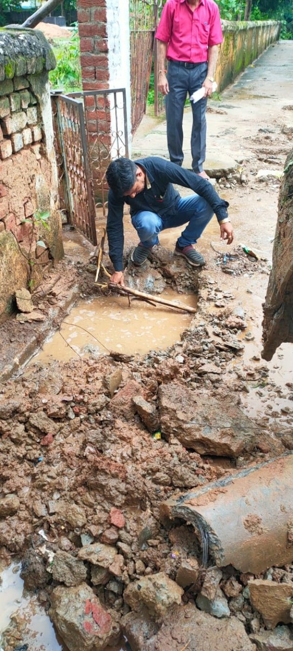 Khairagarh: राजस्व के नक्शे से गायब जैन मंदिर वाला नाला पालिका ने जेसीबी से खोदकर निकाला