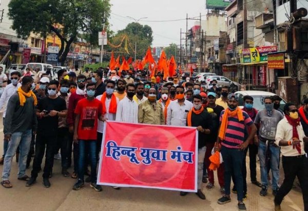 हिंदू युवा मंच ने गौवंश की उपेक्षा को लेकर सैकड़ों कार्यकर्ताओं के साथ जिला प्रशासन के खिलाफ जमकर हल्ला बोला