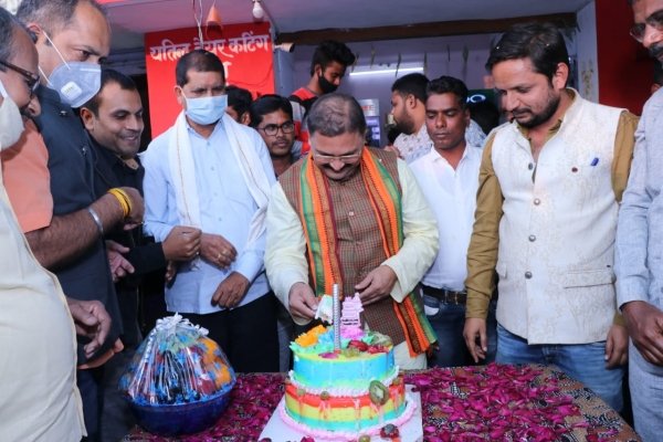 सांसद को रसीले फलों का सेहतमंद उपहार, रुक्खड़ बाबा की भक्ति में लीन तस्वीर ने जन्मदिन को बनाया यादगार