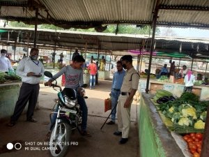 इतवारी बाजार में पुलिस के साथ लॉकडाउन के नियमों की समझाइश देते निर्मल त्रिवेणी अभियान के सदस्य।
