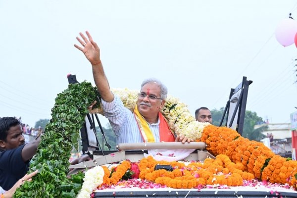 प्रशासन से जनता की दूरी कम करना जिले का उद्देश्य - भूपेश बघेल