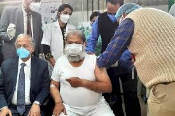 देश में इधर नाइट कर्फ्यू, उधर लॉकडाउन के बीच स्वास्थ्य मंत्री को लगा कोरोना का टीका