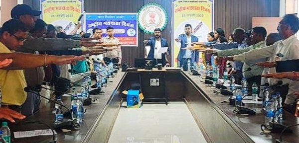 स्वीप : कलेक्टर ने बैच लगाकर किया नए मतदाताओं का सम्मान
