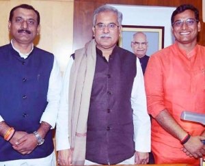 मुख्यमंत्री भूपेश बघेल के साथ बाएं धर्मेंद्र यादव और दाएं विधाक देवेंद्र यादव।